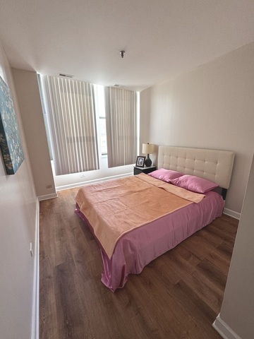 780 South Federal Street, Unit 606 Chicago, IL 60605 - Photo 7 of 11 a bedroom with a bed and a large window