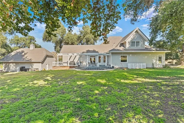 a view of yard with trees