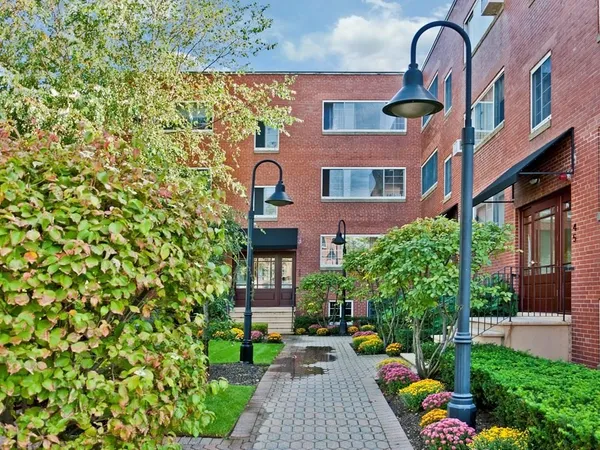 $3,200 | 45 Green Street, Unit 2, Brookline, MA 02446
