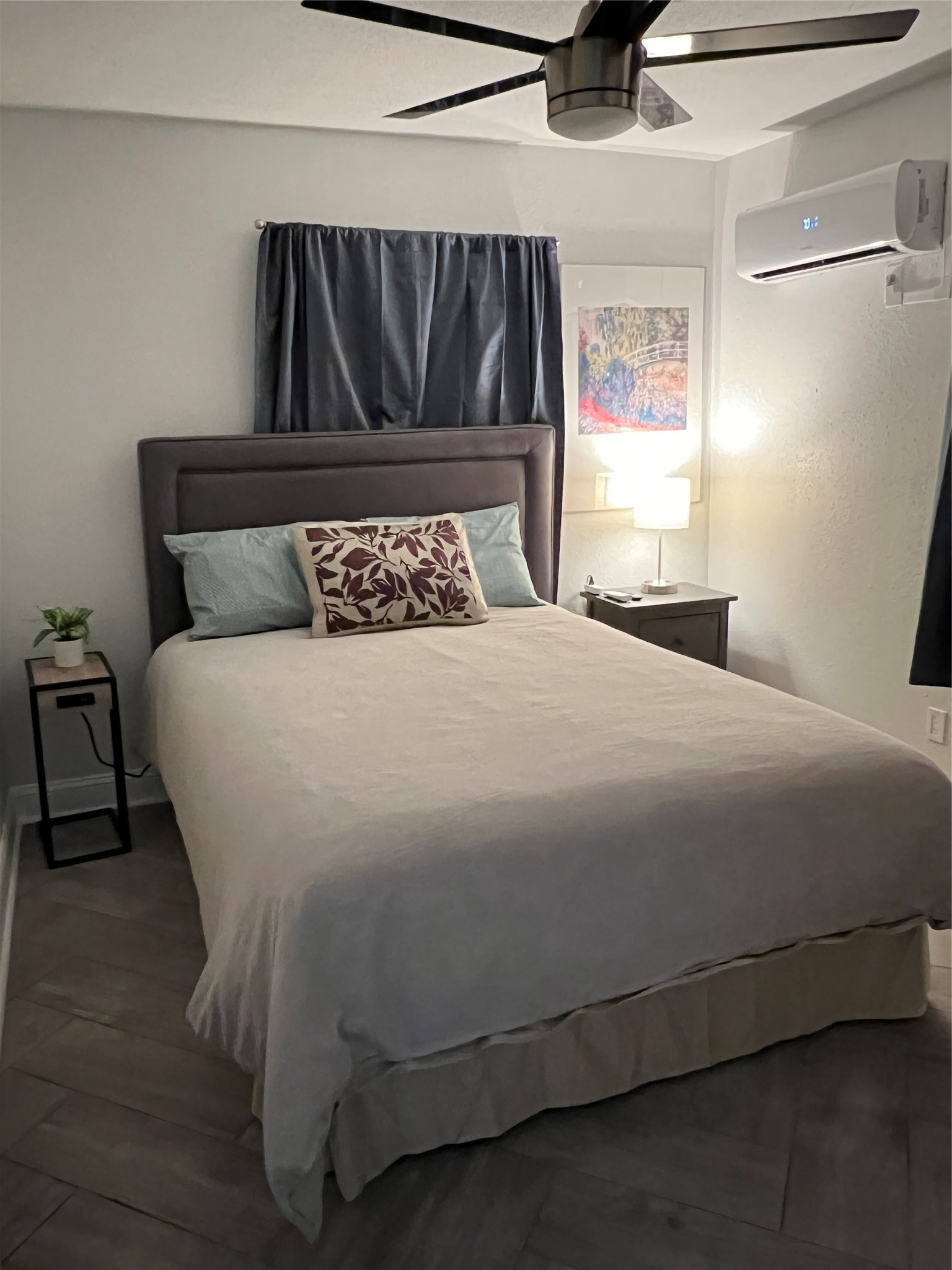 1909 Ruth Street Houston, TX 77004 - Photo 28 of 35 a bedroom with a bed and window