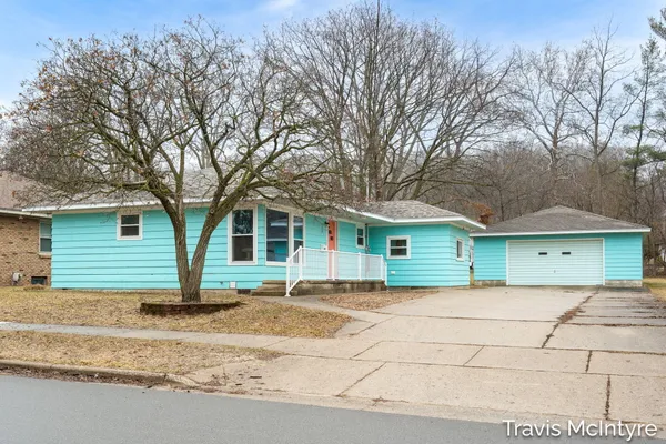 $260,000 | 607 North Washington Street, Lowell, MI 49331