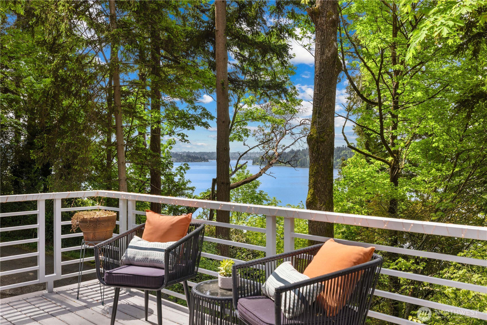 3813 West Mercer Way Mercer Island, WA 98040 - Photo 2 of 31