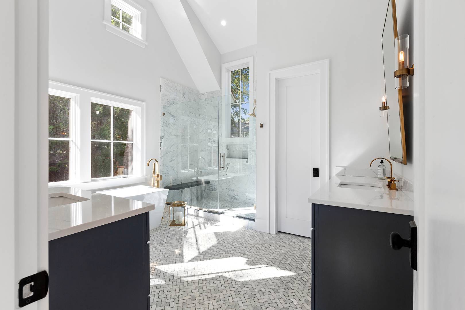 8 Greenway Drive East Hampton, NY 11937 - Photo 15 of 38 a large bathroom with a bathtub and a sink