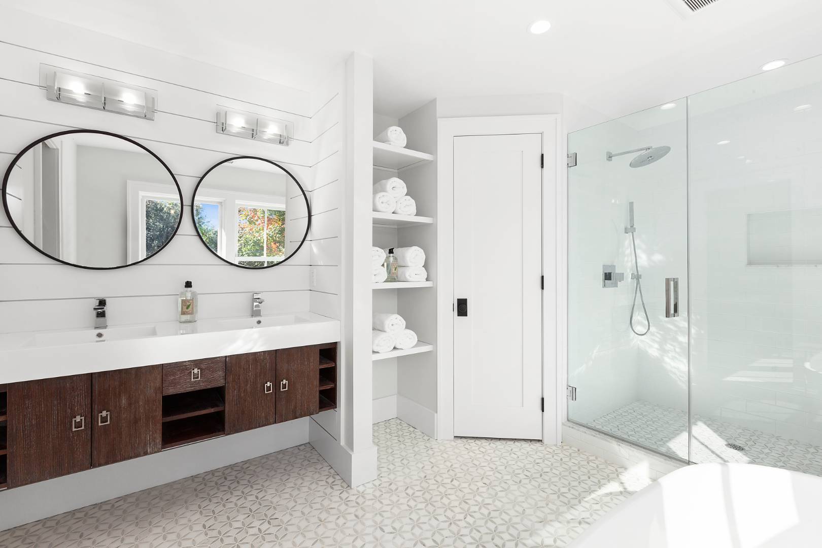 8 Greenway Drive East Hampton, NY 11937 - Photo 21 of 38 a bathroom with a double vanity sink mirror and bathtub