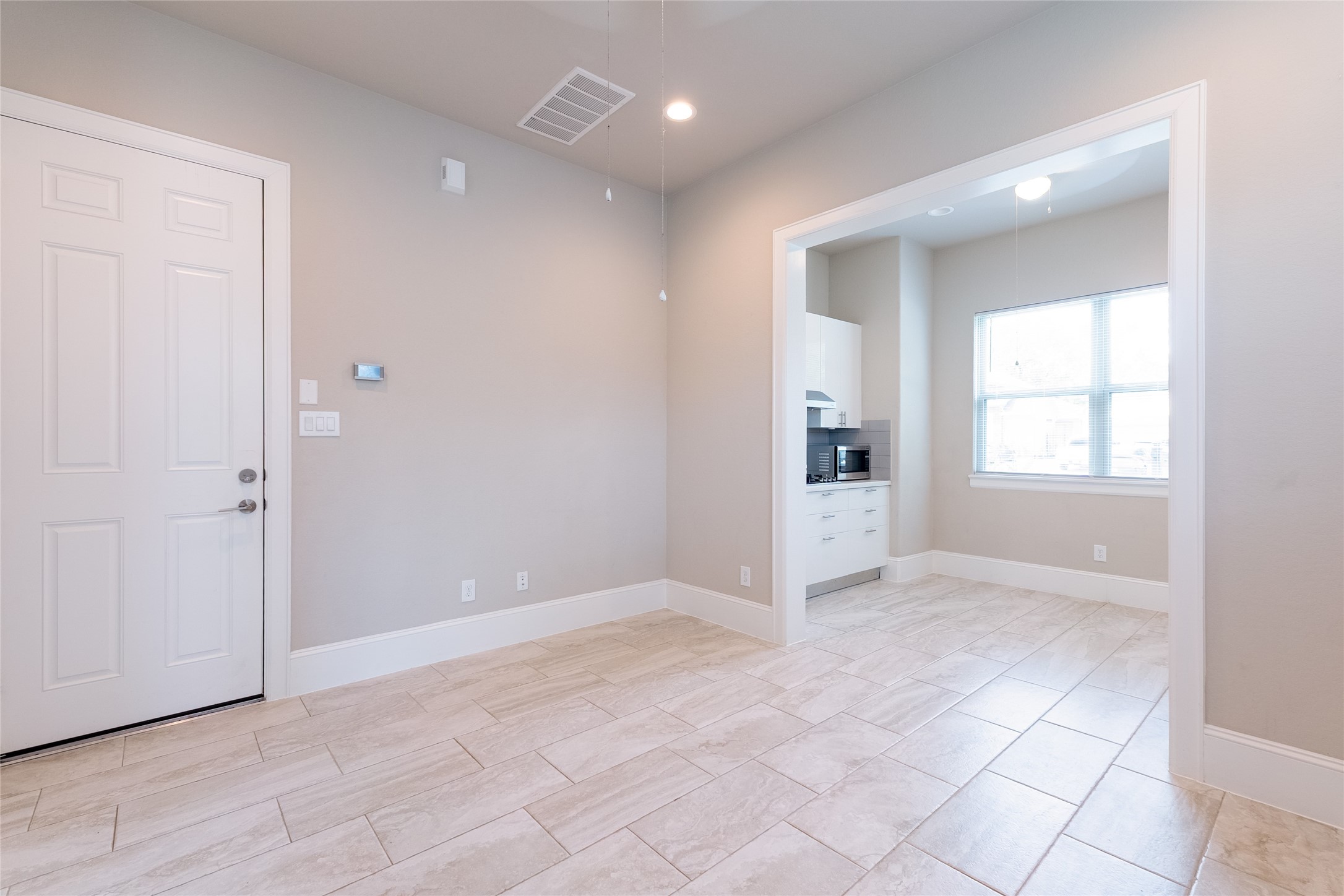 25718 Muirfield Bend Court Spring, TX 77389 - Photo 8 of 50 an empty room with windows and closet