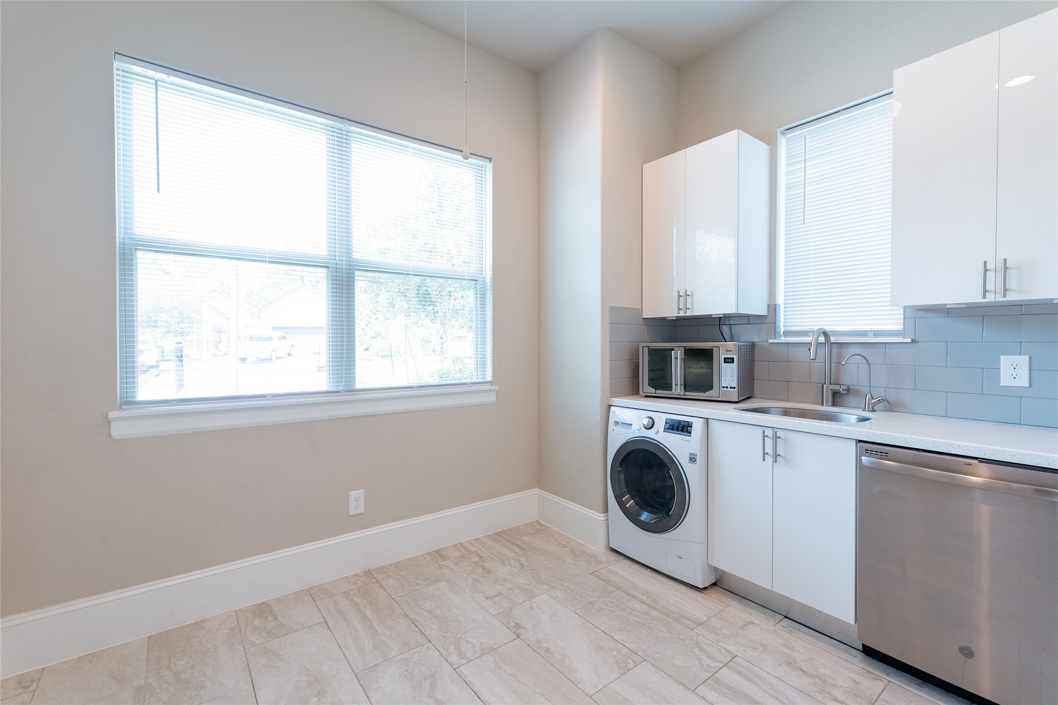 25718 Muirfield Bend Court Spring, TX 77389 - Photo 9 of 50 a kitchen with a stove a sink and a refrigerator