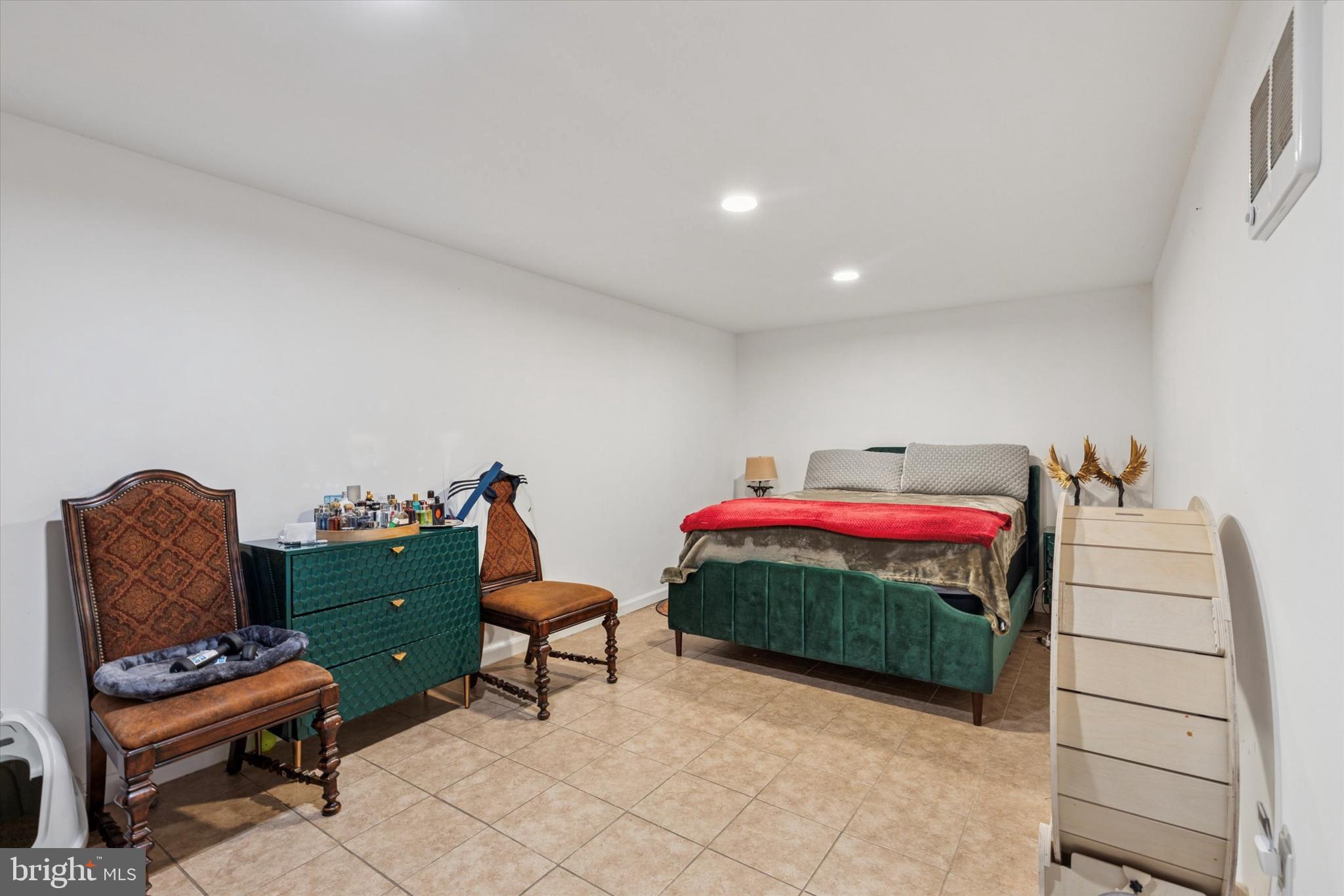 290 Hatboro Road Ivyland, PA 18974 - Photo 21 of 45 a living room with furniture and a chair