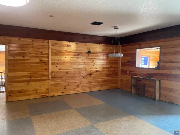 $474,900 | 1325 Southeast 85th Street, Wakarusa, KS 66546