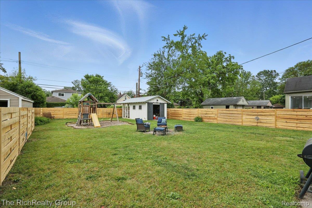 19434 Garfield Street Redford, MI 48240 - Photo 30 of 42 36-Photo_043.jpg