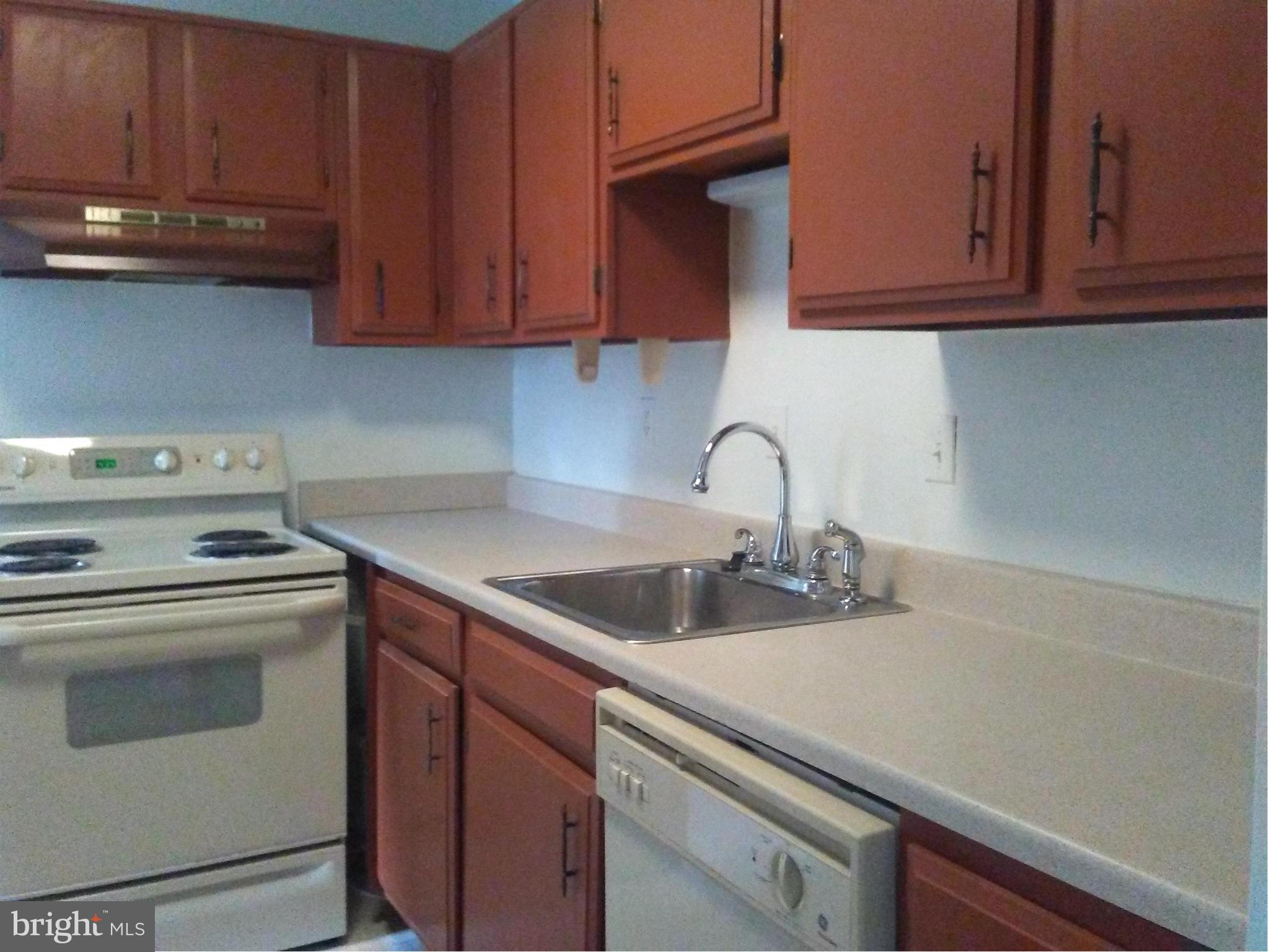 6270 Edsall Road, Unit 301 Alexandria, VA 22312 - Photo 3 of 11 Kitchen