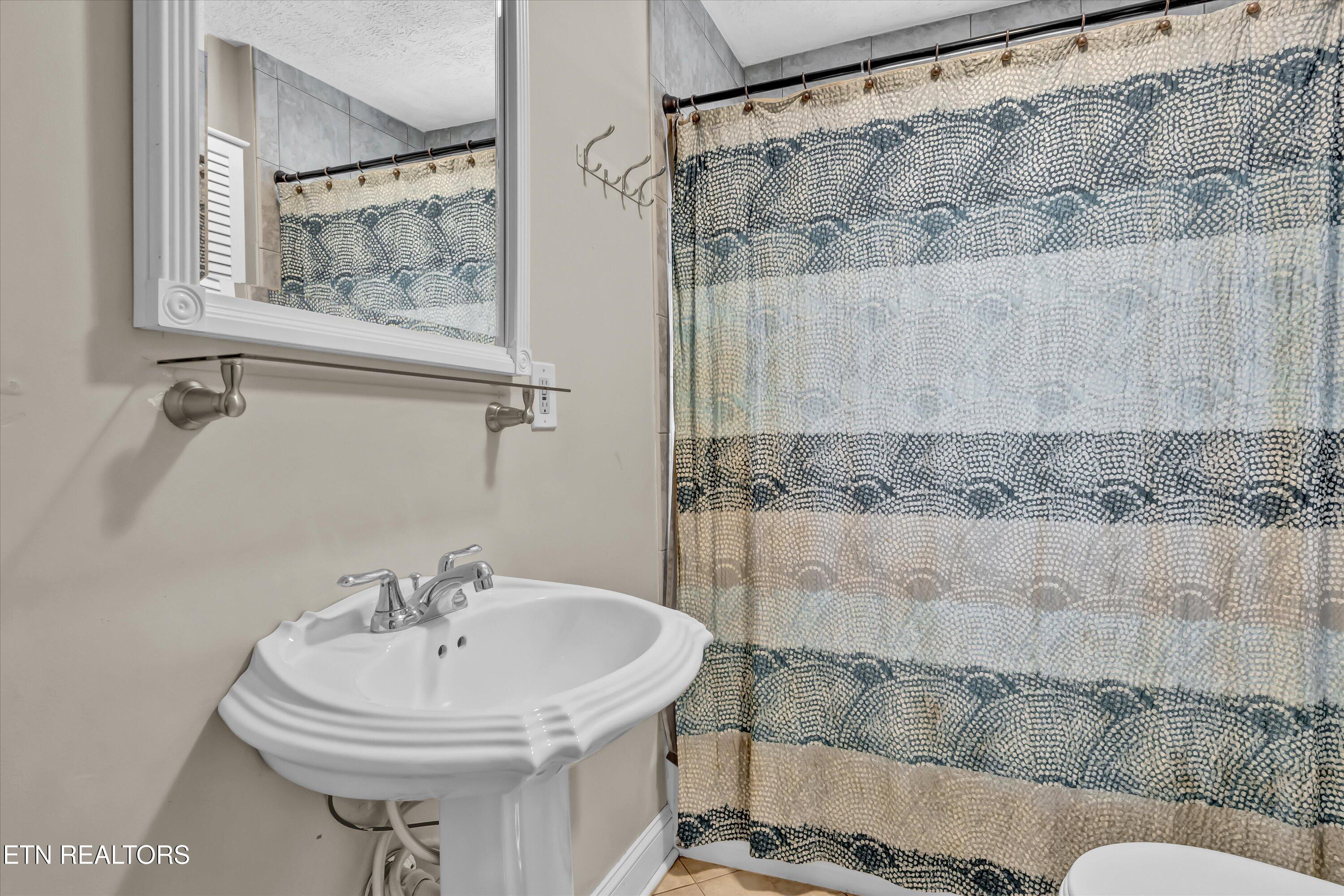 1133 Catlett Road Knoxville, TN 37932 - Photo 19 of 33 Main Level Full Bath