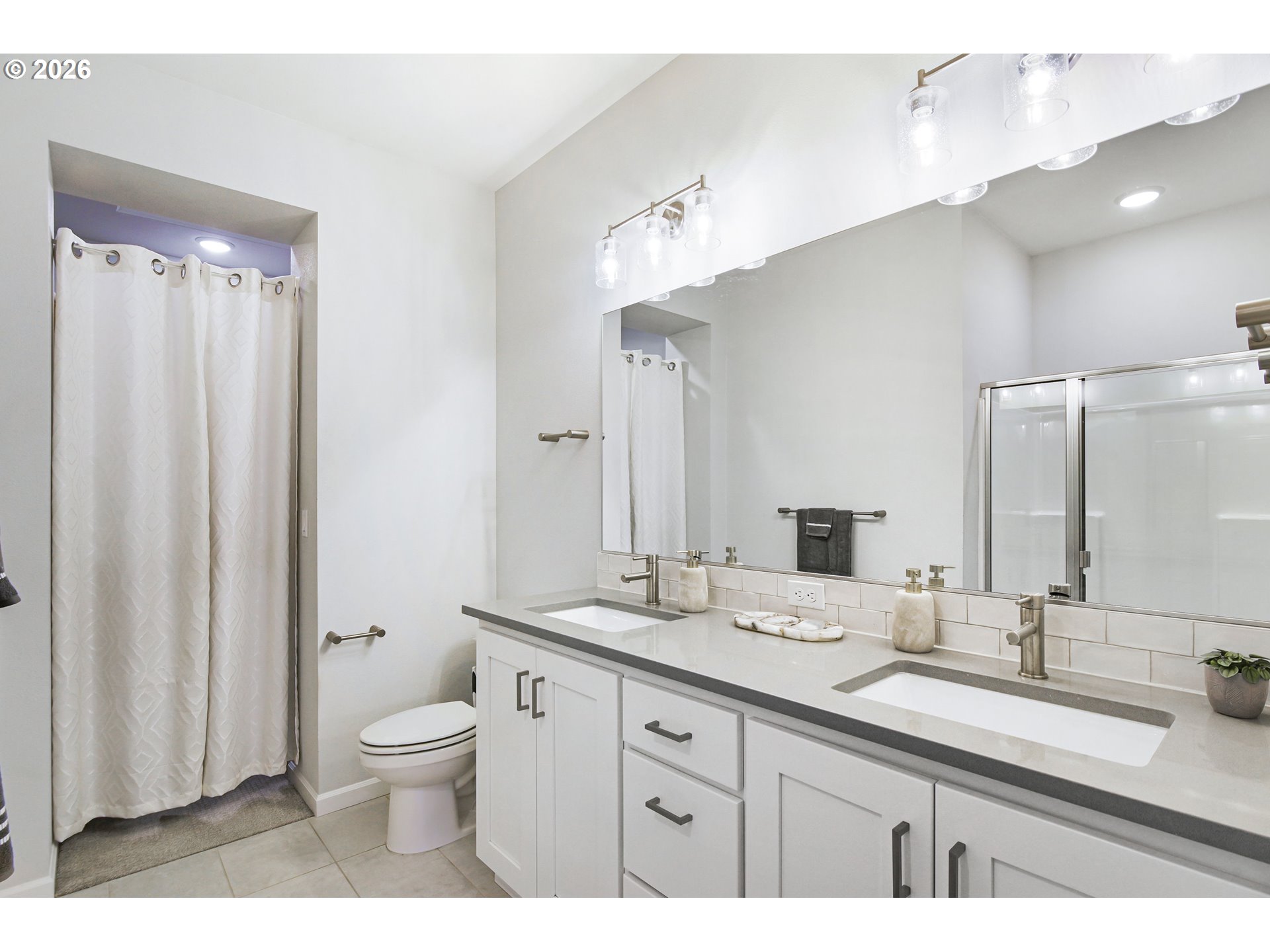 7523 Southeast Kinnaman Road Hillsboro, OR 97123 - Photo 22 of 37 Bathroom, Attached