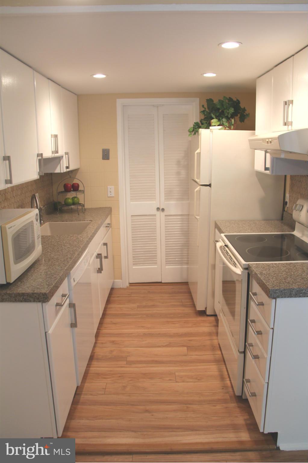 11637 Stoneview Square, Unit 11C Reston, VA 20191 - Photo 5 of 30 Kitchen