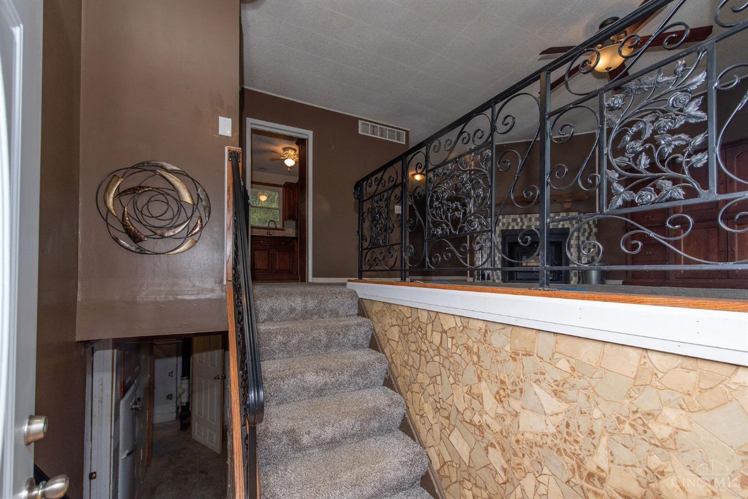 6870 Mullen Road Cincinnati, OH 45247 - Photo 3 of 46