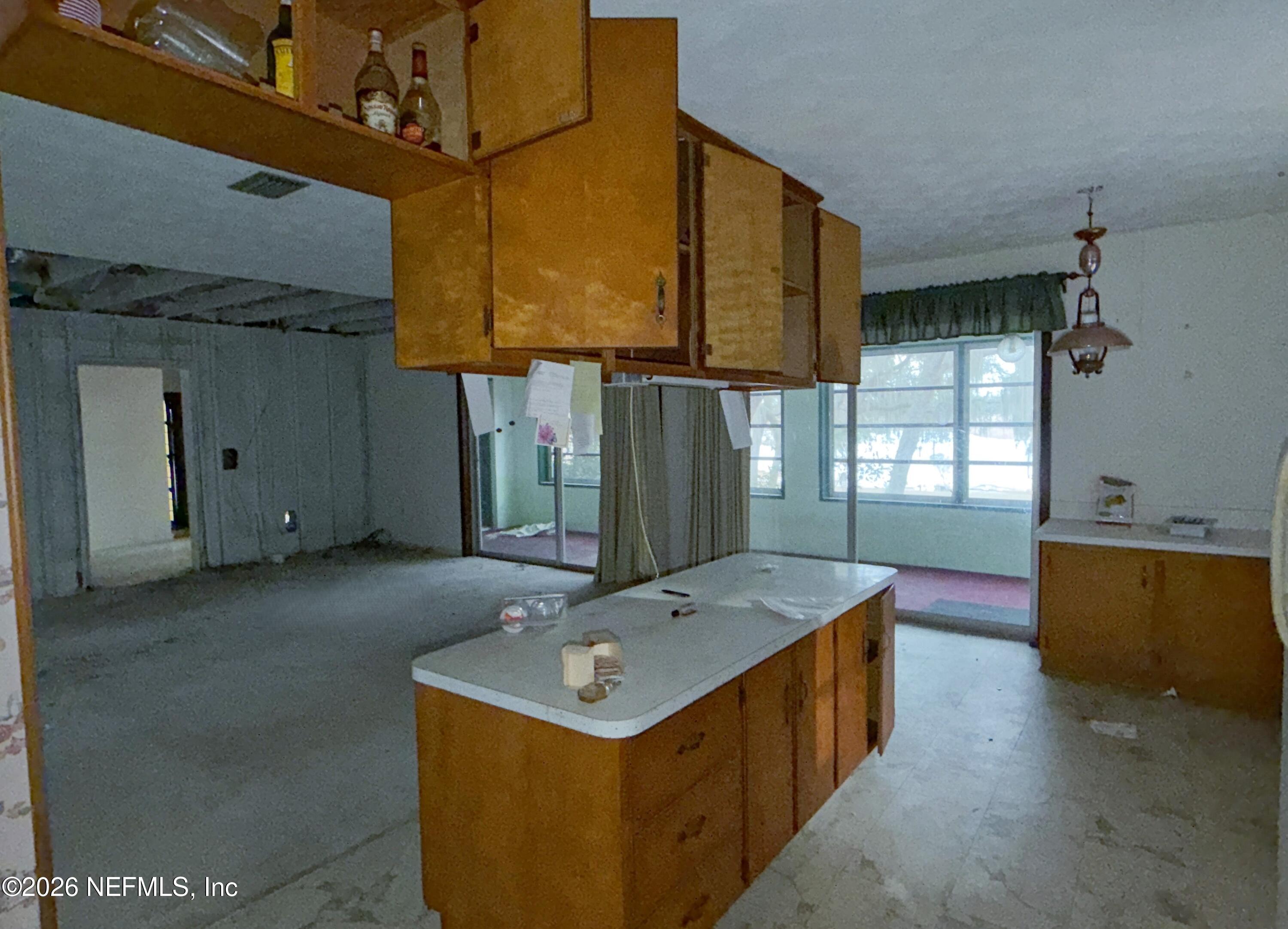 5943 White Sands Road Keystone Heights, FL 32656 - Photo 11 of 18 a kitchen with a stove and a refrigerator