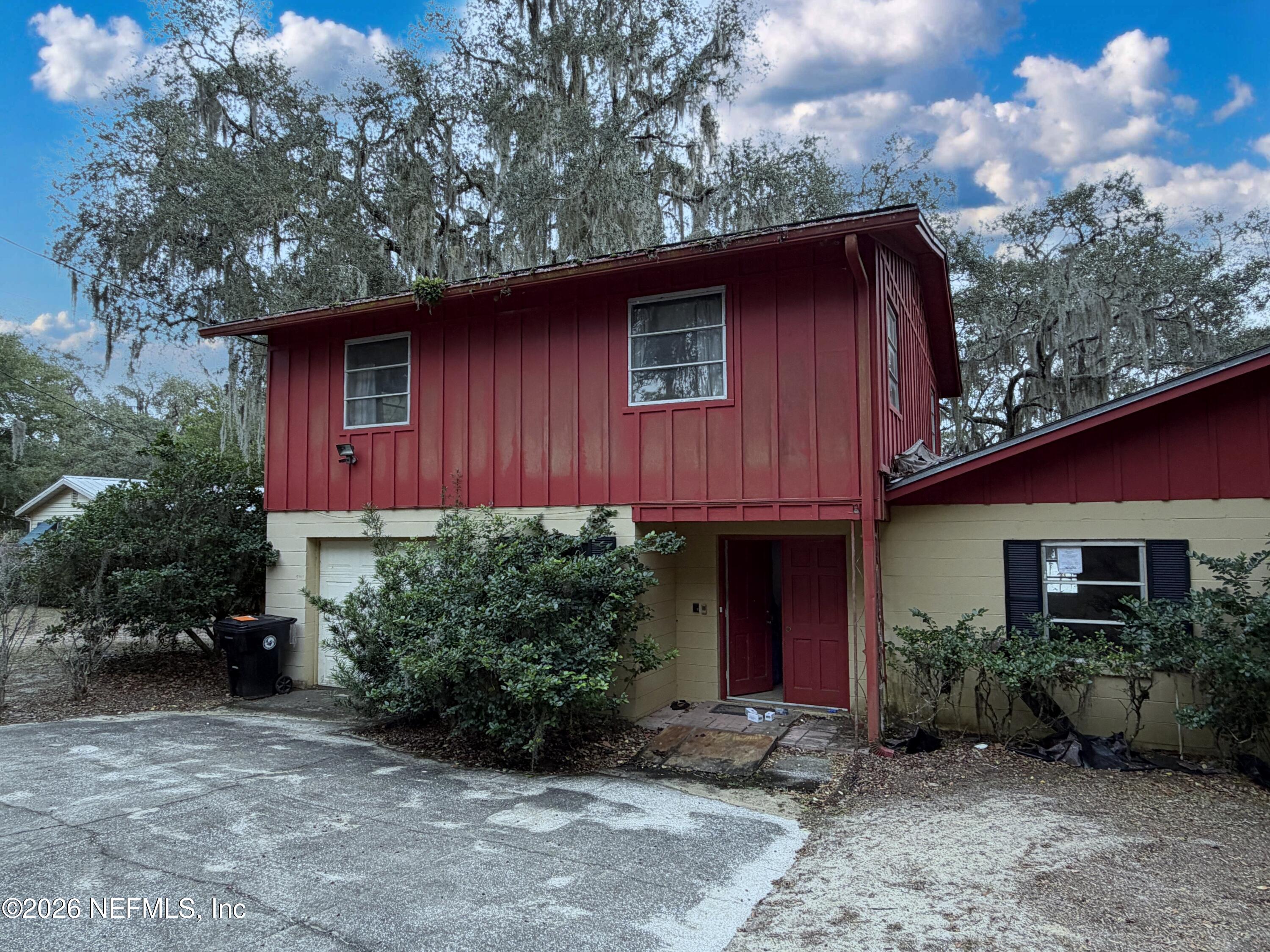 5943 White Sands Road Keystone Heights, FL 32656 - Photo 2 of 18 a front view of a house with garden