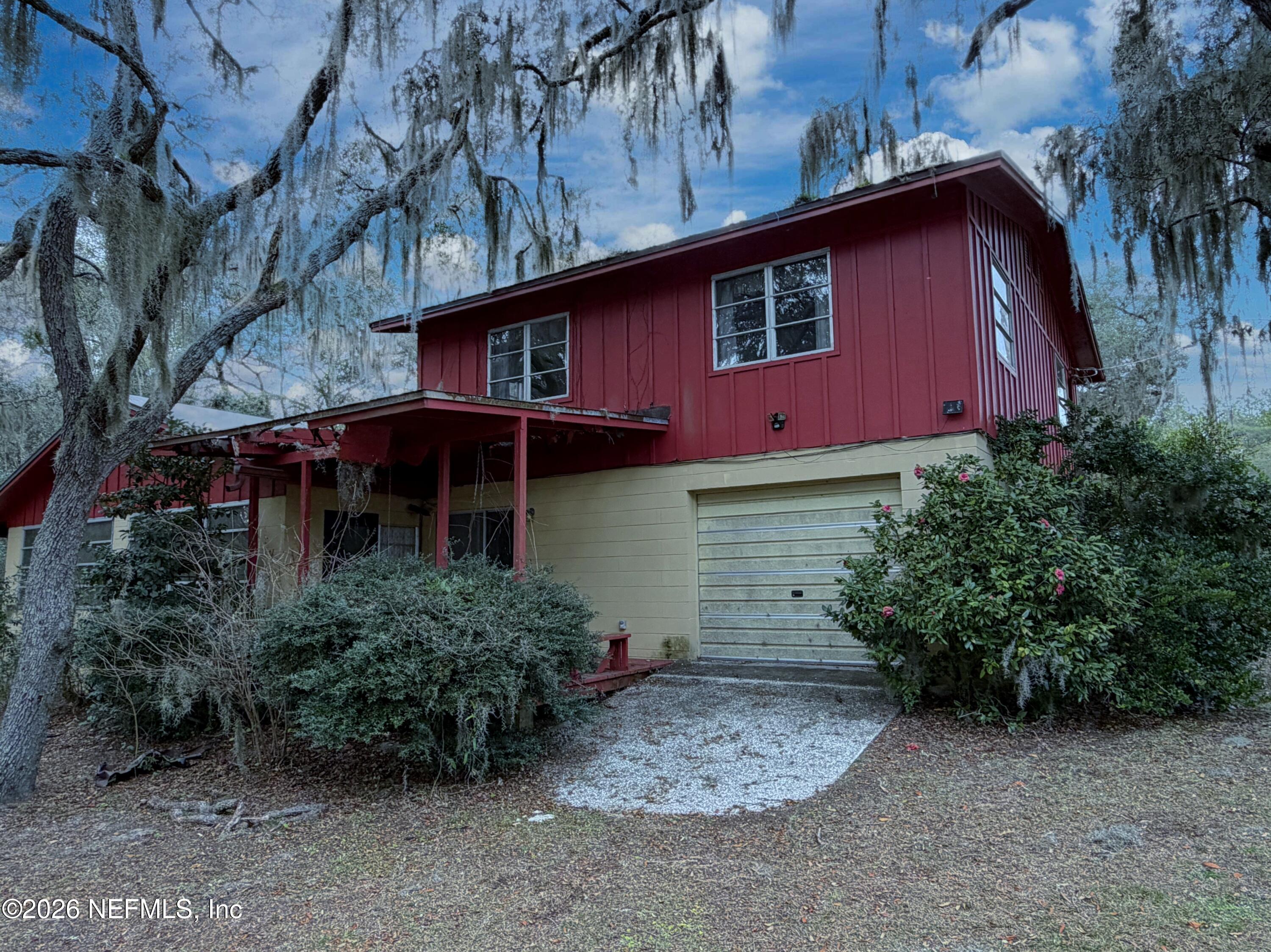 5943 White Sands Road Keystone Heights, FL 32656 - Photo 4 of 18 a front view of a house with garden