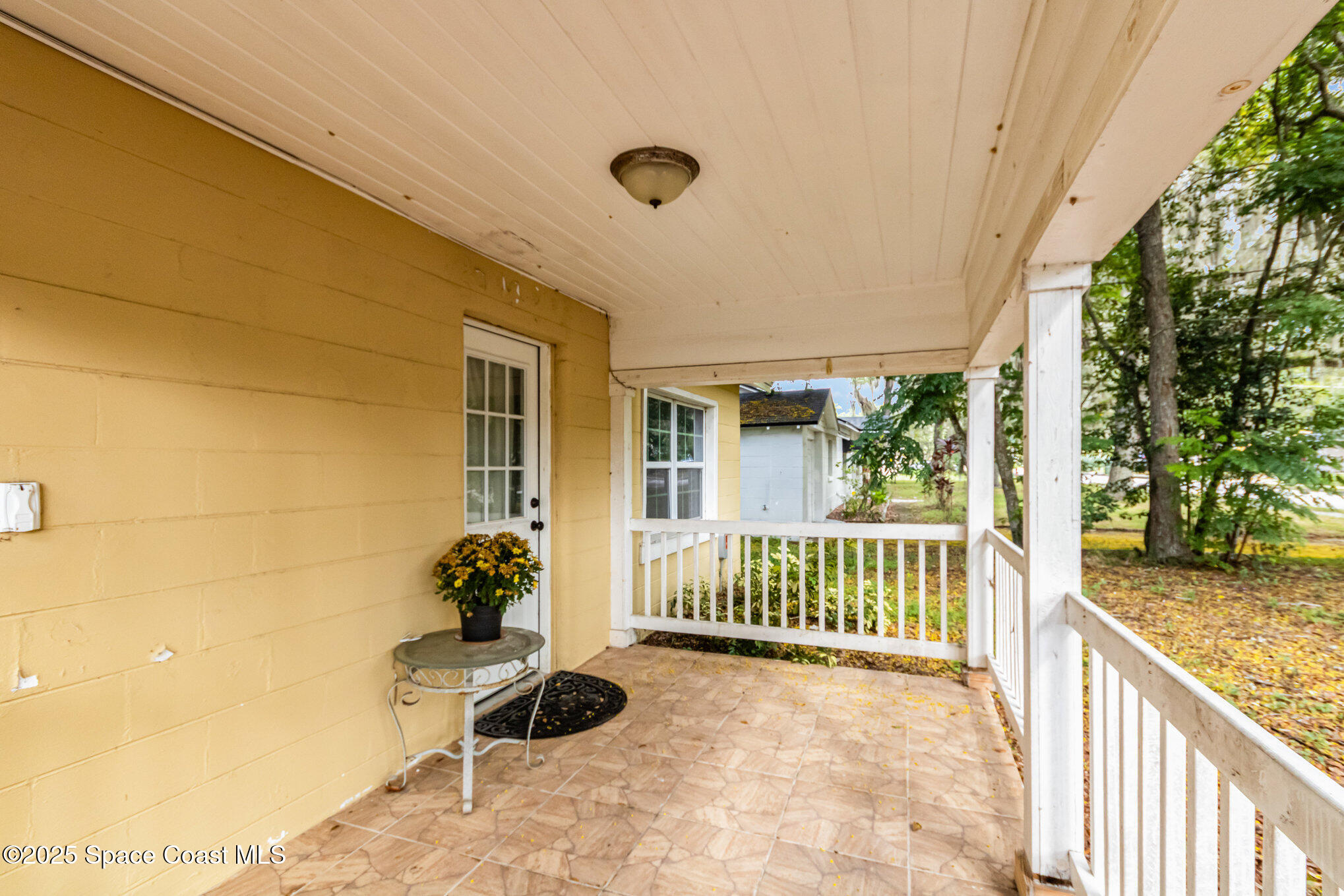2004 High Street Leesburg, FL 34748 - Photo 4 of 30 a view of a porch with furniture and garden