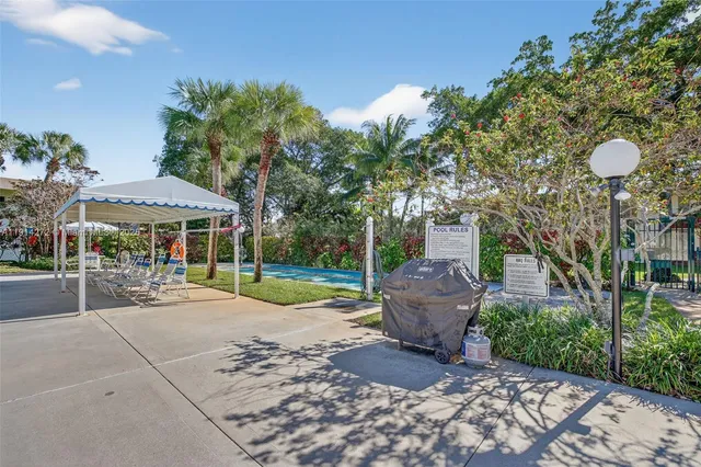 a view of a backyard