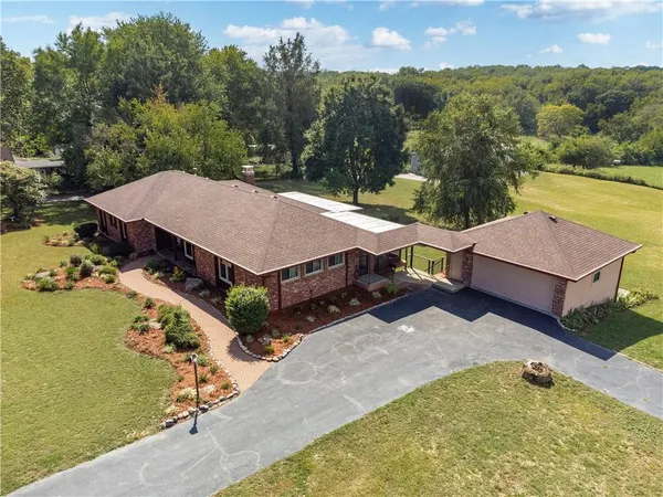 $1,300,000 | 822 Dickinson Road, Independence, MO 64050
