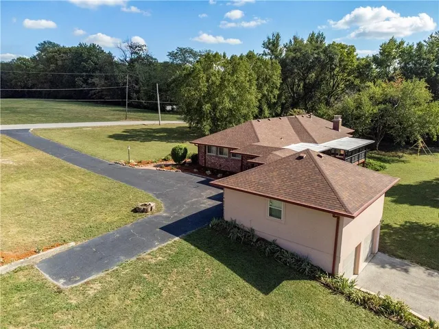 $1,400,000 | 822 Dickinson Road, Independence, MO 64050