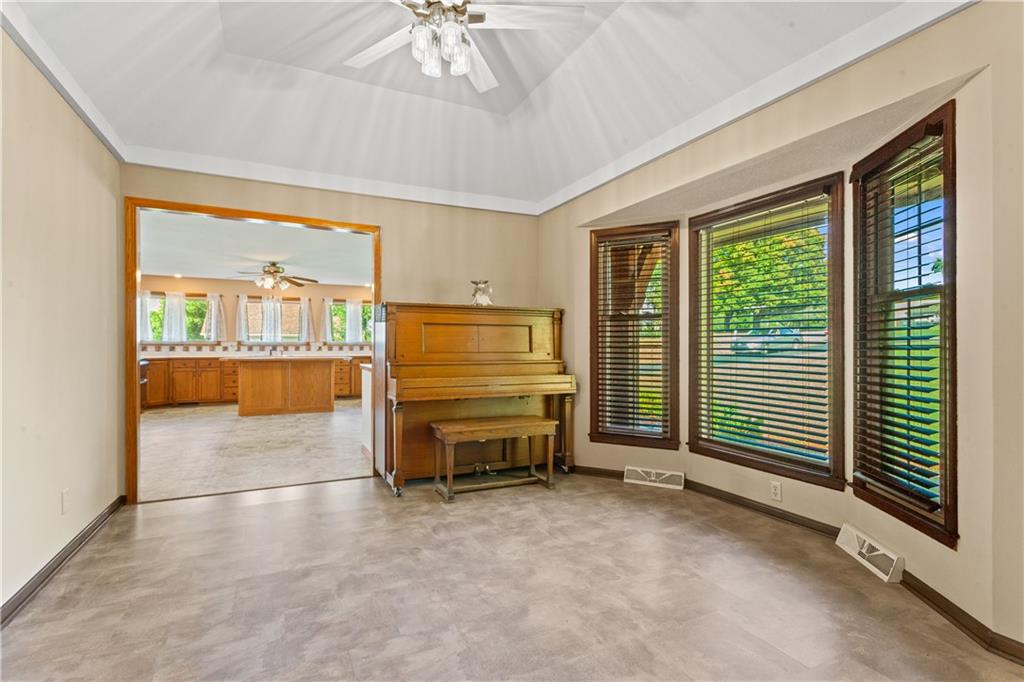 822 Dickinson Road Independence, MO 64050 - Photo 40 of 94