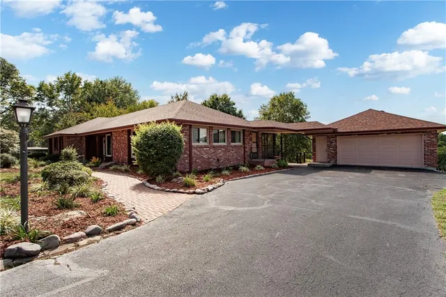 $1,400,000 | 822 Dickinson Road, Independence, MO 64050