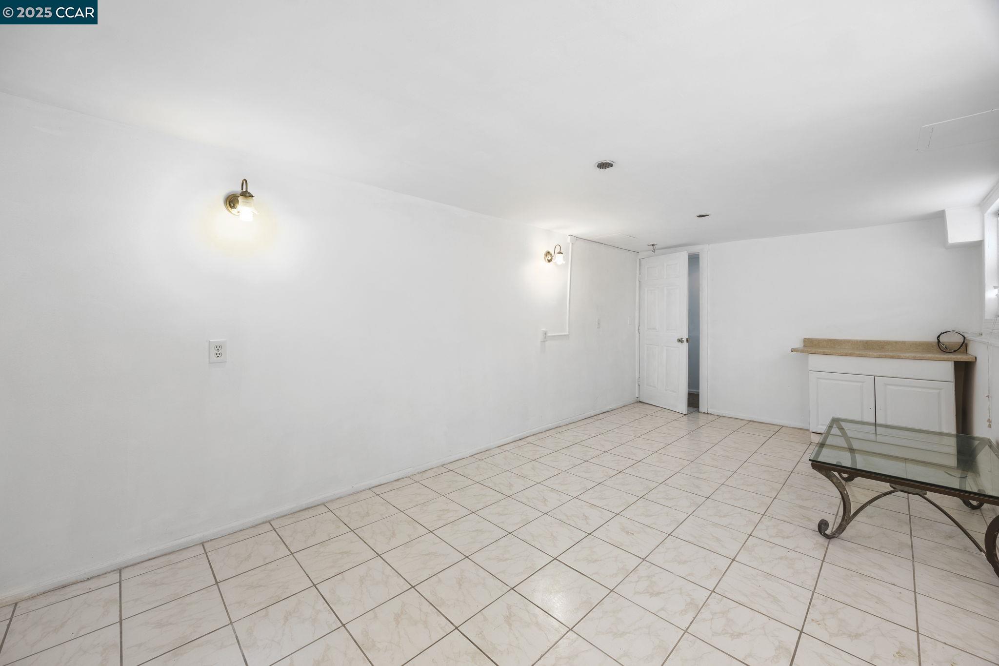 1220 Chestnut Street Alameda, CA 94501 - Photo 22 of 29 a view of an empty room
