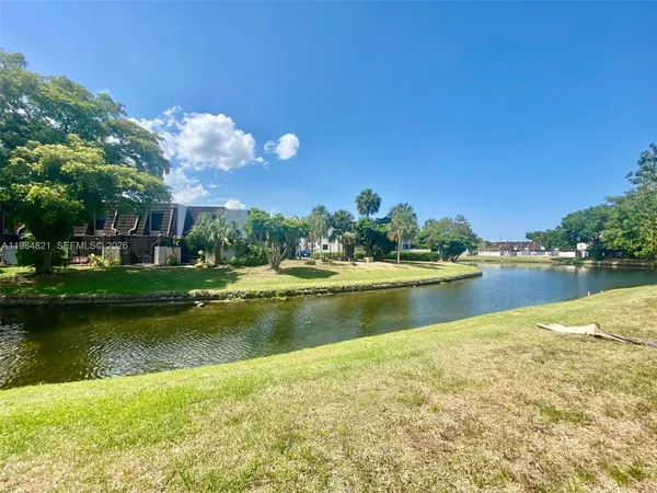 $2,500 | 8975 Palm Tree Lane, Unit 8975, Pembroke Pines, FL 33024