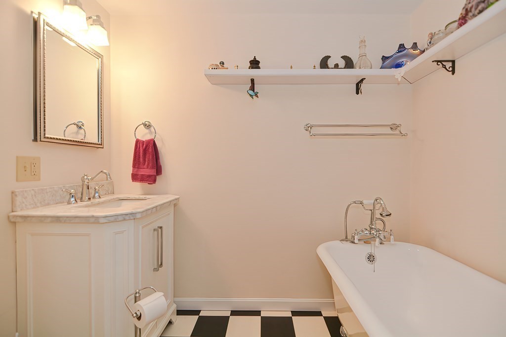 451 Townsend Harbor Road Lunenburg, MA 01462 - Photo 16 of 40 Gallery Image 16