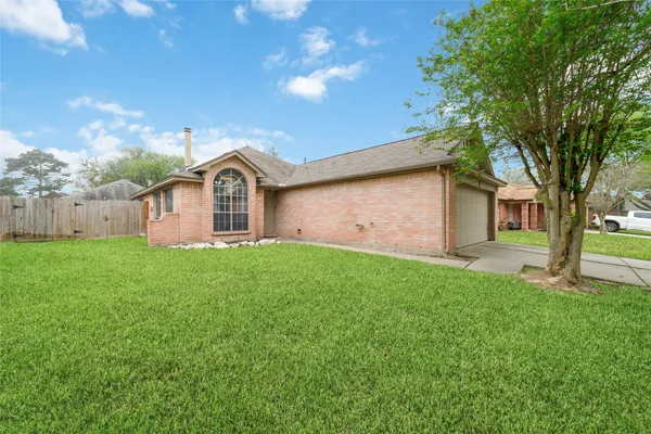 a view of a house with yard and tree s