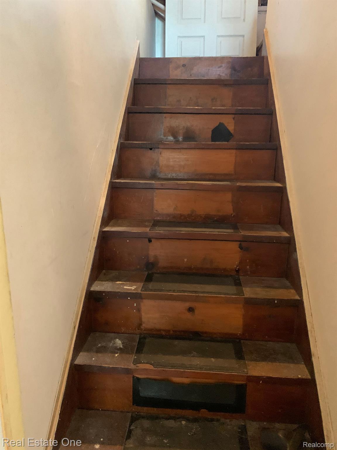 8100 Coolidge Avenue Center Line, MI 48015 - Photo 20 of 25 Wood steps upstairs.