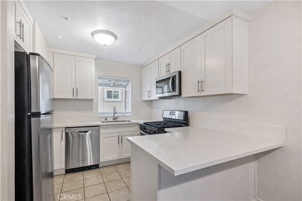 334 South Walnut Avenue Brea, CA 92821 - Photo 5 of 33