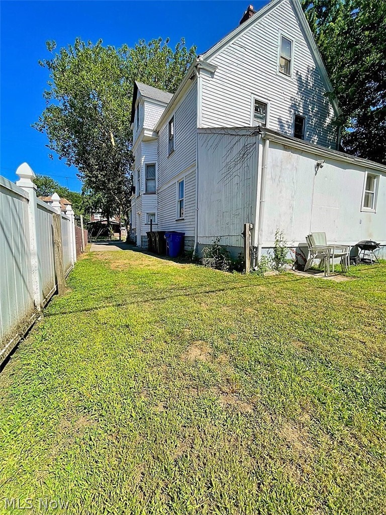 554 Eddy Road Cleveland, OH 44108 - Photo 12 of 32 View of side of home