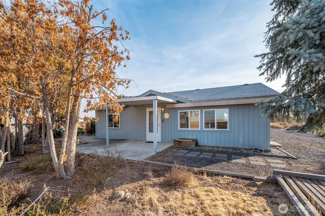 a view of a houses with a yard
