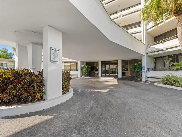 $475,000 | 13953 Kendale Lakes Circle, Unit B205, Miami, FL 33183
