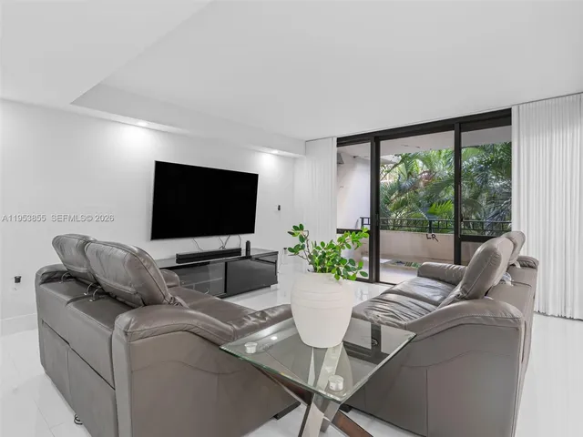 $475,000 | 13953 Kendale Lakes Circle, Unit B205, Miami, FL 33183