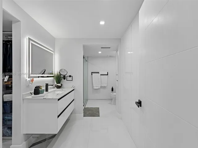 $475,000 | 13953 Kendale Lakes Circle, Unit B205, Miami, FL 33183