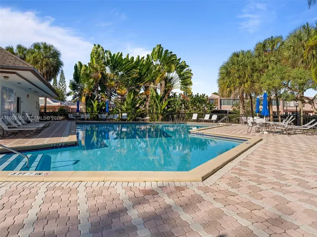 $475,000 | 13953 Kendale Lakes Circle, Unit B205, Miami, FL 33183