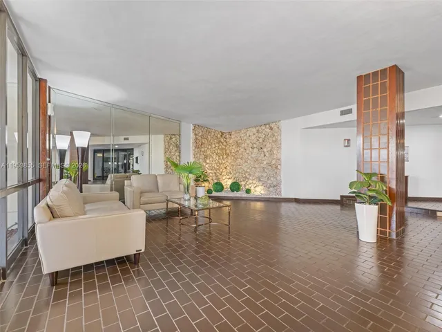 $475,000 | 13953 Kendale Lakes Circle, Unit B205, Miami, FL 33183