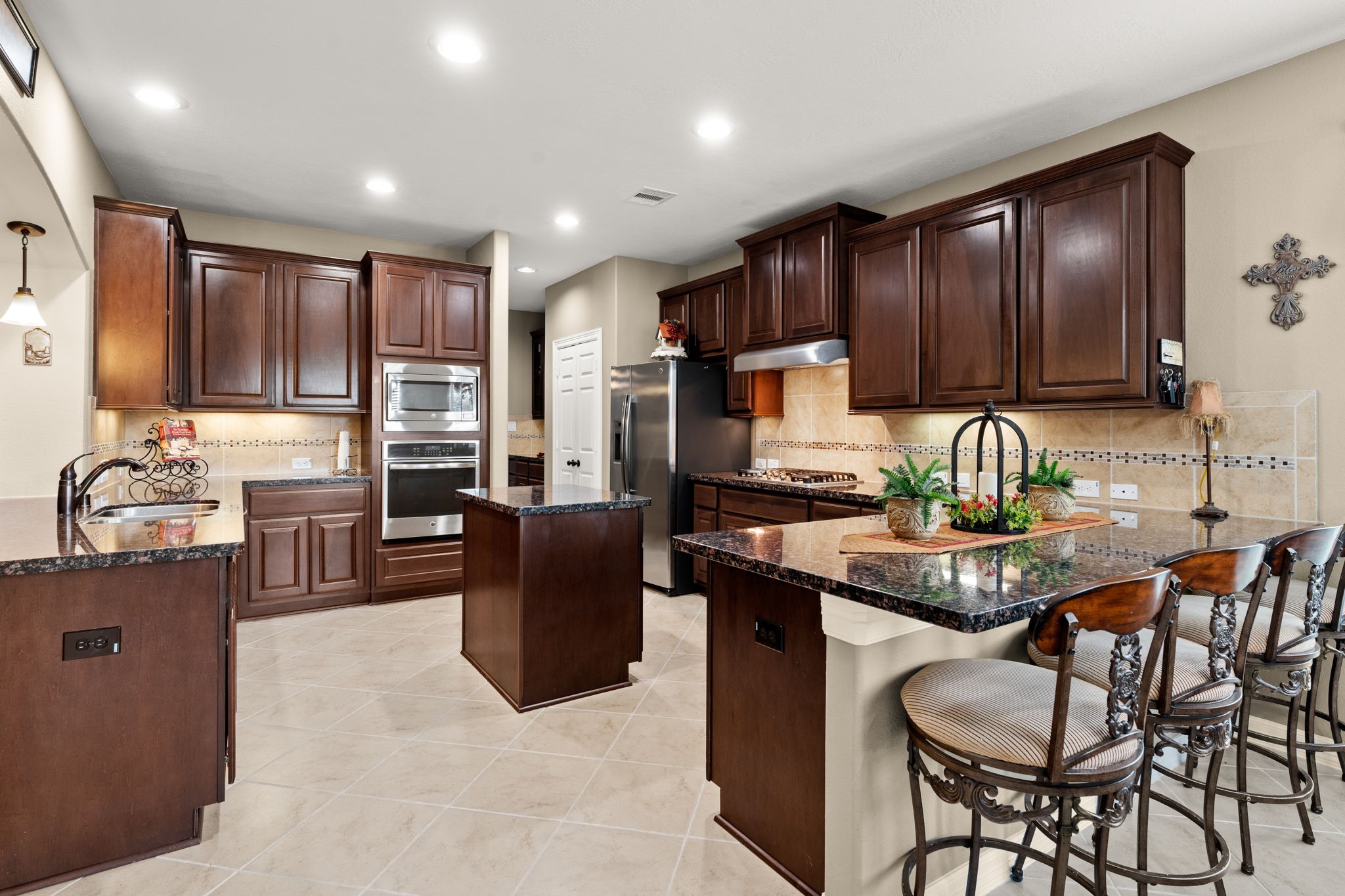 28503 Riverside Crest Lane Houston, TX 77336 - Photo 17 of 50 Beautiful chef's kitchen with granite counters 17' x 14'