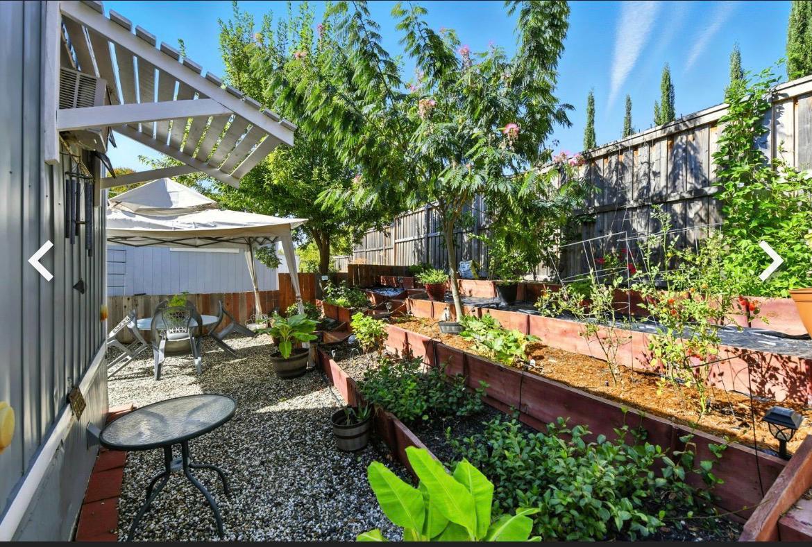 9060 Auburn Folsom Road, Unit 32 Granite Bay, CA 95746 - Photo 6 of 18 a backyard of a house with lots of green space