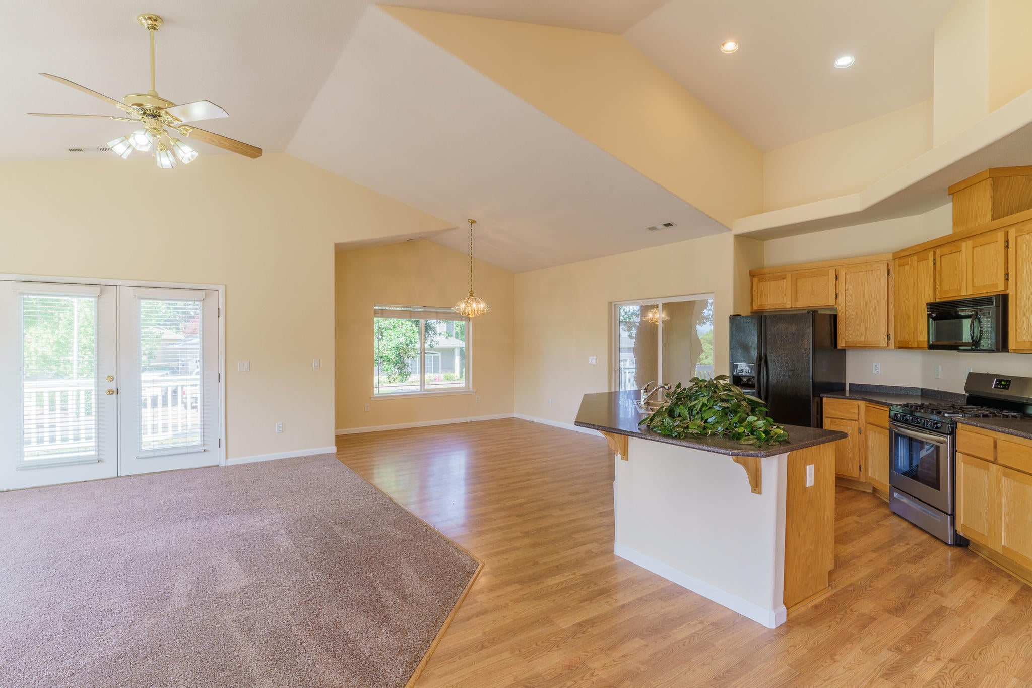 536 Ridgeway Circle Central Point, OR 97502 - Photo 13 of 31 Vaulted ceilings