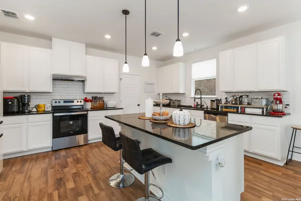 $2,500 | 3508 Silver Set, San Antonio, TX 78245