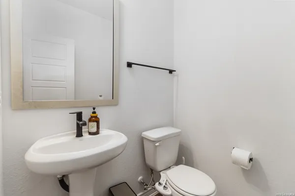 $2,500 | 3508 Silver Set, San Antonio, TX 78245
