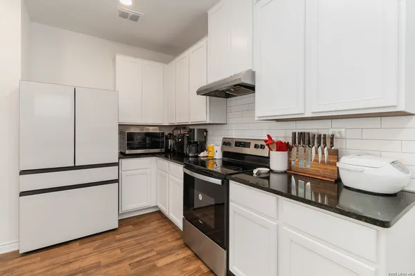 $2,500 | 3508 Silver Set, San Antonio, TX 78245