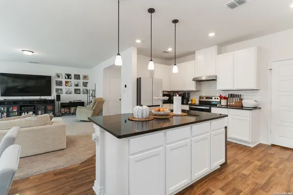 $2,500 | 3508 Silver Set, San Antonio, TX 78245