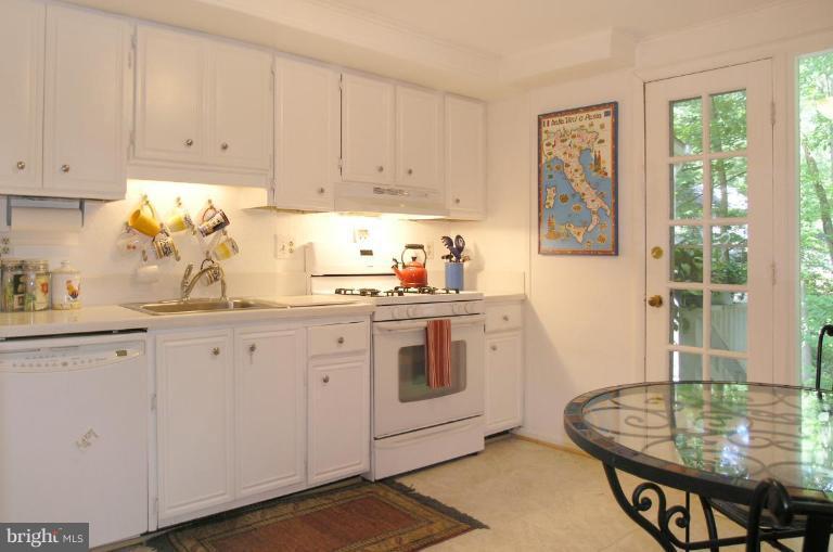 11310 Fieldstone Lane Reston, VA 20191 - Photo 13 of 30 Kitchen