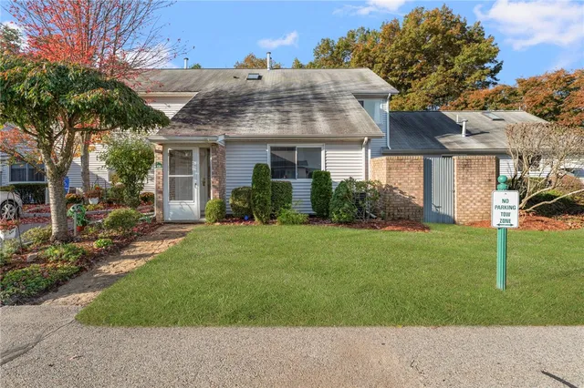 $285,000 | 816 Williamsburg Circle, Warwick, RI 02886