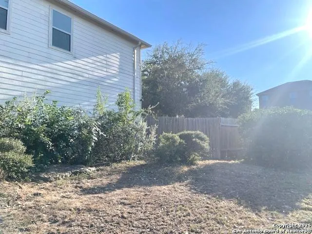 a view of a backyard